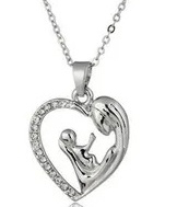 colgant madre e hijo bebe